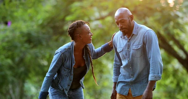 Amici Appesi Insieme Nero Africano Uomo Donna Ridere Sorridere — Foto Stock