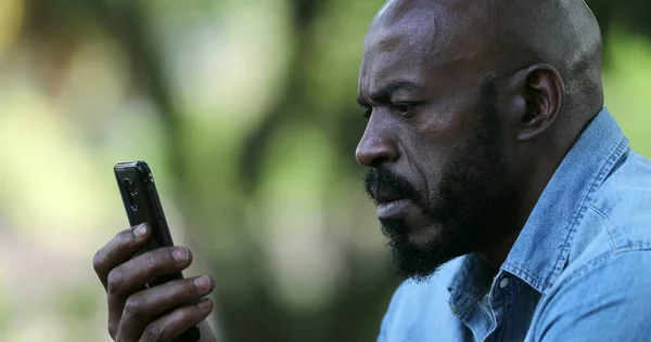 Розчарований Чорний Чоловік Отримує Погані Негативні Новини Мобільному Телефоні — стокове фото