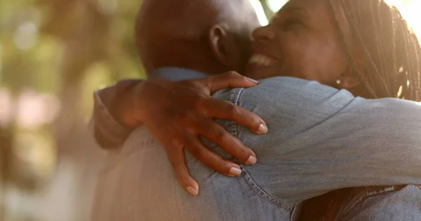 Pár Kéz Kézben Ölelés Afrikai Etnikum Kint Parkban Ölelés — Stock Fotó