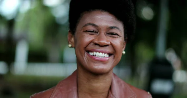 Glückliche Schwarze Frau Porträt Gesicht Nahaufnahme — Stockfoto