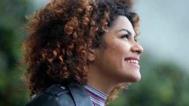 Heyecan ve başarıyla gökyüzüne bakan çok mutlu bir kadın.