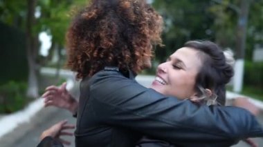 Arkadaşlar sokakta kucaklaşıyorlar. çeşitli arkadaşlıklar