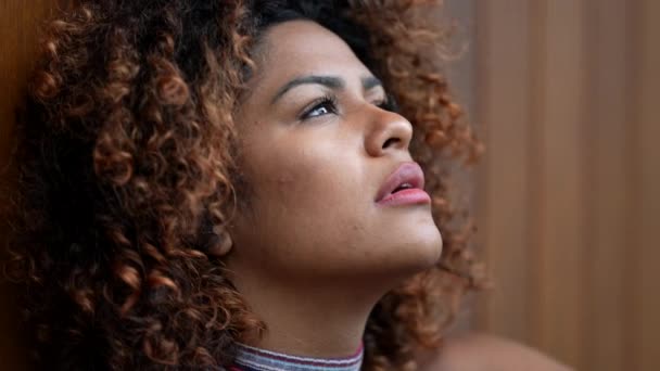 Mujer Negra Pensativa Apoyada Pared Pensando Vida Persona Pensativa — Vídeos de Stock