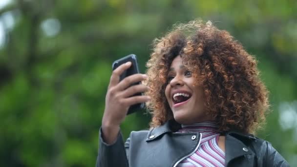 Heureuse Femme Noire Surprise Par Les Bonnes Nouvelles Sur Téléphone — Video