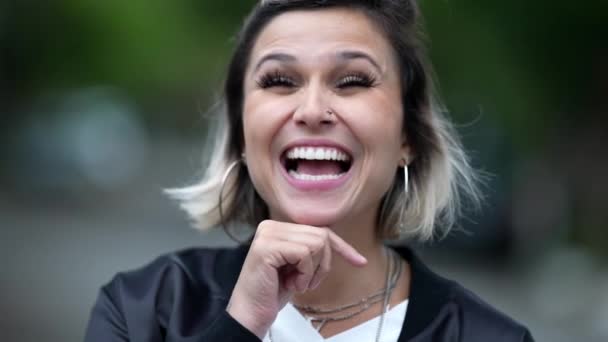 Kobieta Spontanicznie Się Śmieje Uśmiecha Osoba Prawdziwe Życie Śmiej Się — Wideo stockowe