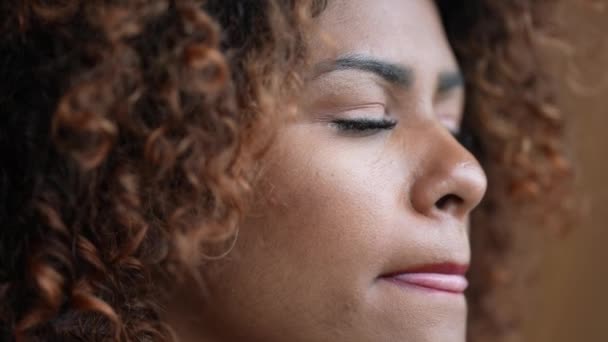 Mulher Africana Fechando Olhos Contemplação Meditação — Vídeo de Stock
