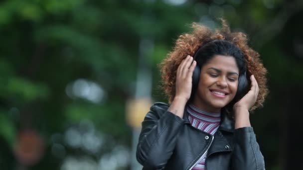 幸せなブラジル人は 歌や踊りを聞いてヘッドフォンを置く — ストック動画