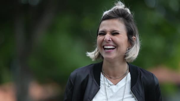 Mujer Joven Feliz Riendo Retrato Sonriente Auténtica Vida Real Sonrisa — Vídeos de Stock