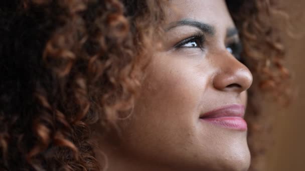 Preto Mulher Abertura Olhos Sorridente Close Rosto Retrato — Vídeo de Stock