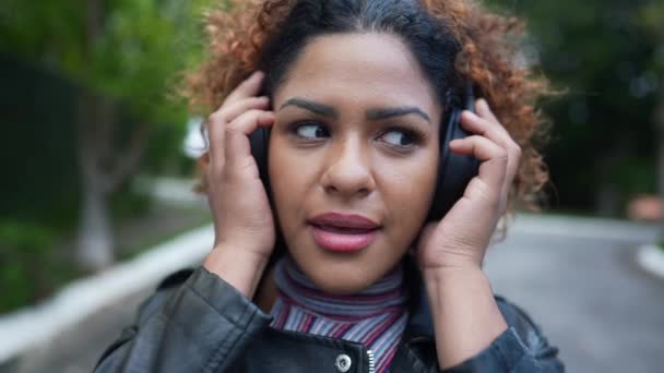 Pessoa Surpreendida Reação Ouvir Podcast Usando Fones Ouvido Mulher Reage — Vídeo de Stock