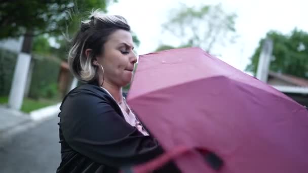 Особа Закриває Парасольку Жінка Закриває Парасольку Після Дощу — стокове відео