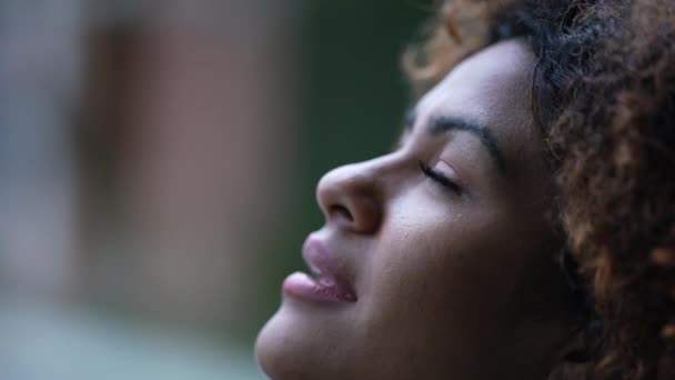 Mulher Negra Pensativa Contemplativa Menina Brasileira Close Rosto Tranquilidade — Vídeo de Stock