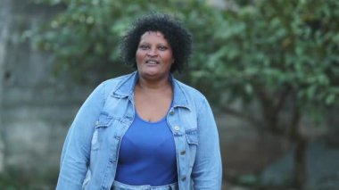 Brezilyalı kadın dışarıda kameraya bakıyor, sıradan gerçek insanlar.