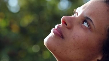 Düşünceli genç kadın meditasyonda gözlerini kapıyor, İspanyol asıllı Brezilyalı.