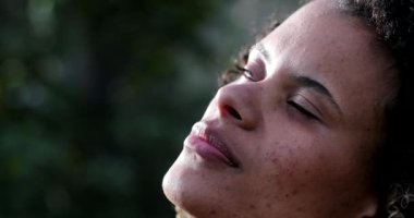 Tatmin olmuş İspanyol kadın derin düşüncelere dalmış gözlerini kapatıyor. Latina gökyüzüne bakıp gülümsüyor