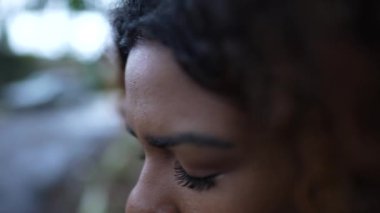 Brezilyalı gözlerini kapatıyor. Derin bir nefes alıyor. Özgürce nefes alıyor.