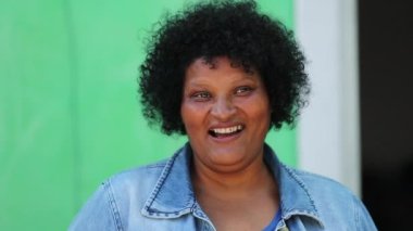 Mutlu Afrikalı kadın, neşeli Güney Amerika Latin kökenli, gerçek insanlar.