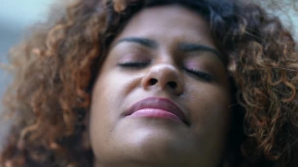 Mujer Abriendo Los Ojos Cielo Con Esperanza Persona Espiritual Cara — Vídeos de Stock