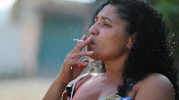 Femme Hispanique Anxieuse Fumant Une Cigarette Extérieur — Video
