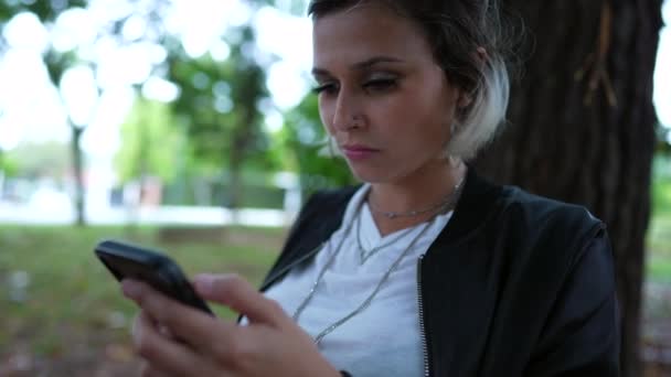 Junge Frau Hält Handy Gegen Benachrichtigung Der Hand — Stockvideo