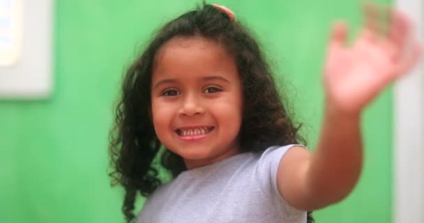 Latinamerikansk Liten Flicka Vinkar Hej Till Kameran Sydamerikanska Barn Vågor — Stockvideo