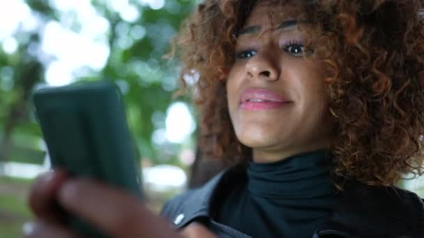 Mulher Brasileira Feliz Segurando Dispositivo Celular Celebrando Sucesso Smartphone — Vídeo de Stock