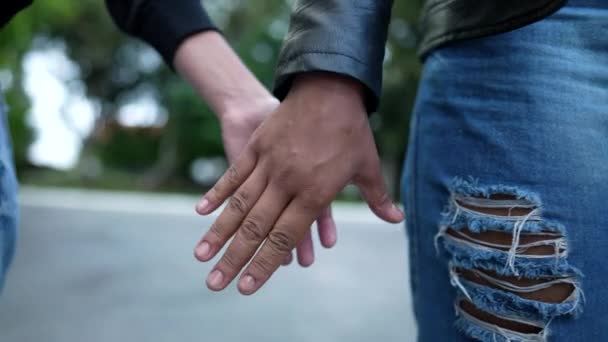 Duas Mãos Diversas Juntando União Representando Apoio — Vídeo de Stock
