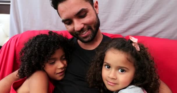 Latijns Volk Liefde Genegenheid Dochters Knuffelen Vader Latijns Amerikaanse Etnische — Stockvideo