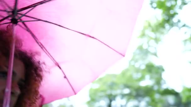 Jonge Vrouw Houdt Roze Paraplu Loopt Buiten Tijdens Regenachtige Dag — Stockvideo