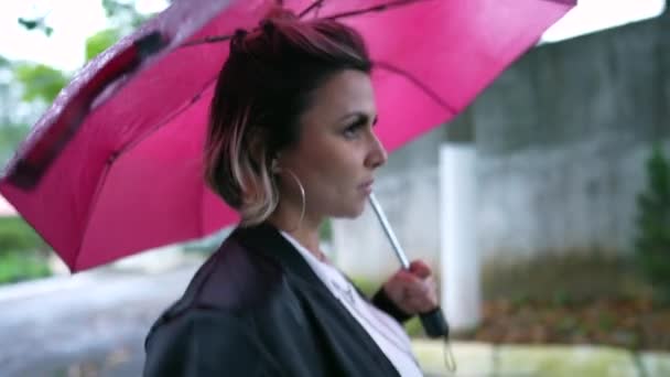 Junge Frau Läuft Nieselregen Mit Regenschirm — Stockvideo