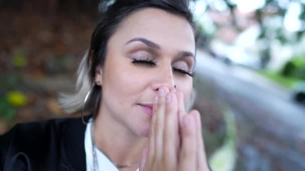 Geistliche Junge Frau Betet Gott Und Öffnet Mit Hoffnung Und — Stockvideo