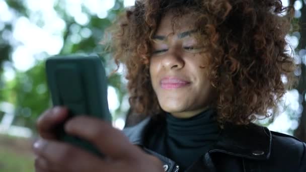 Женщина Любит Уведомления Мобильном Телефоне Устройство Снаружи Крупным Планом Лицо — стоковое видео