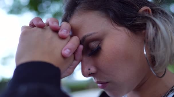 Mujer Joven Espiritual Adorando Dios Mirando Cielo Con Esperanza — Vídeos de Stock