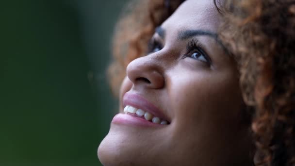 Mujer Africana Contemplativa Primer Plano Cara Meditación Tranquilidad Hopeful — Vídeos de Stock