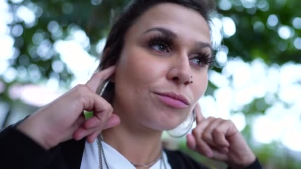 Głucha Młoda Kobieta Nie Chce Słuchać Wkładania Palca Ucha — Wideo stockowe