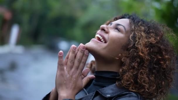 Genç Siyahi Kadın Yağmurda Dikilip Umutla Inançla Gökyüzüne Bakıyor Nsan — Stok video