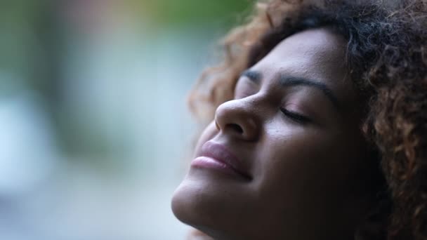 Africano Donna Close Faccia Guardando Cielo Sorridente Contemplazione — Video Stock