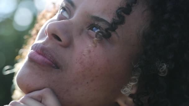 Femme Métissée Pensive Face Levant Les Yeux Vers Ciel Contemplation — Video