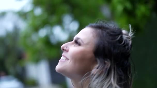 Счастливая Молодая Женщина Тысячелетия Кружится Снаружи Чувствуя Себя Свободной — стоковое видео