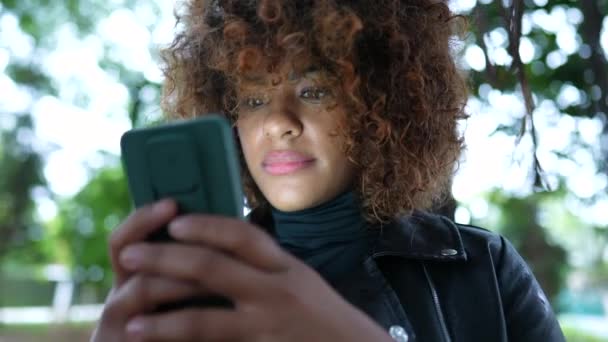 Молодая Черная Женщина Реагирует Шоком Сообщение Сотового Телефона Снаружи — стоковое видео