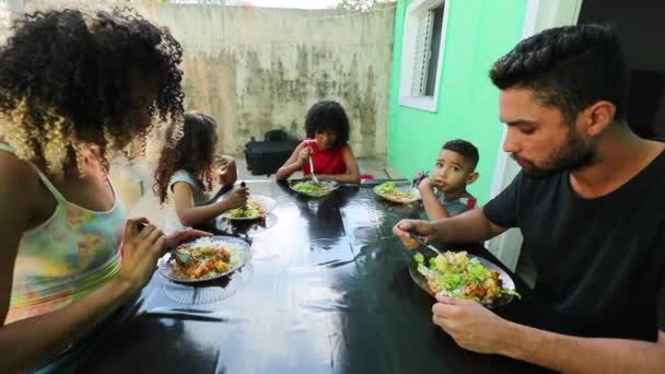 Испанская Семья Ест Вместе Еду Персоналии Латинская Южная Америка — стоковое видео