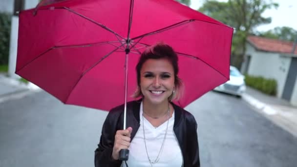 Frau Läuft Bei Nieselregen Mit Rotem Regenschirm Draußen — Stockvideo