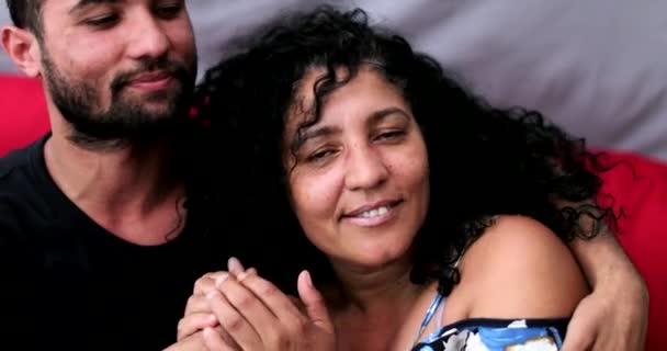 Maduro Mãe Filho Abraçam Carinho Amor Etnia Hispânica Brasileira — Vídeo de Stock