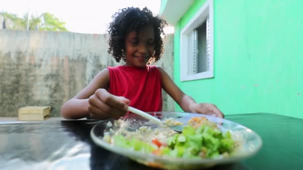 Enfant Brésilien Qui Mange Hispanique Africaine Petite Fille Mange Repas — Video