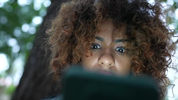 Femeia Africană Care Deține Smartphone Stare Șoc Surpriză Notificare Fata — Videoclip de stoc