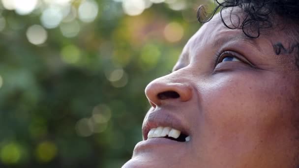 精神上的非洲黑人女人微笑着望着天空 特写脸真人 — 图库视频影像