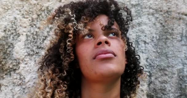Offenes Hispanisches Frauengesicht Kontemplatives Brasilianisches Mädchen Lehnt Der Wand — Stockvideo