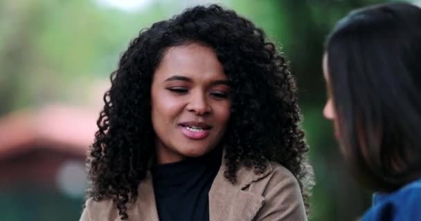 Chica Africana Escuchando Amigo Conversación Aire Libre Diversas Amigas Hablan — Vídeos de Stock