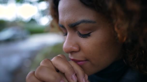 Mujer Brasileña Negra Esperanzada Rezando Adorando Dios Chica Hispana Espiritual — Vídeos de Stock