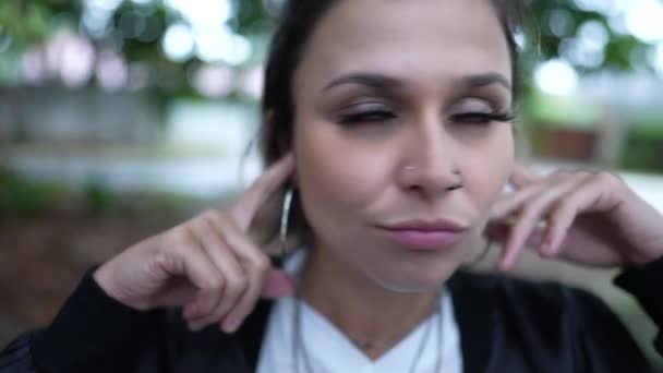 Женщина Хочет Слушать Закрывая Уши Пальцами — стоковое видео